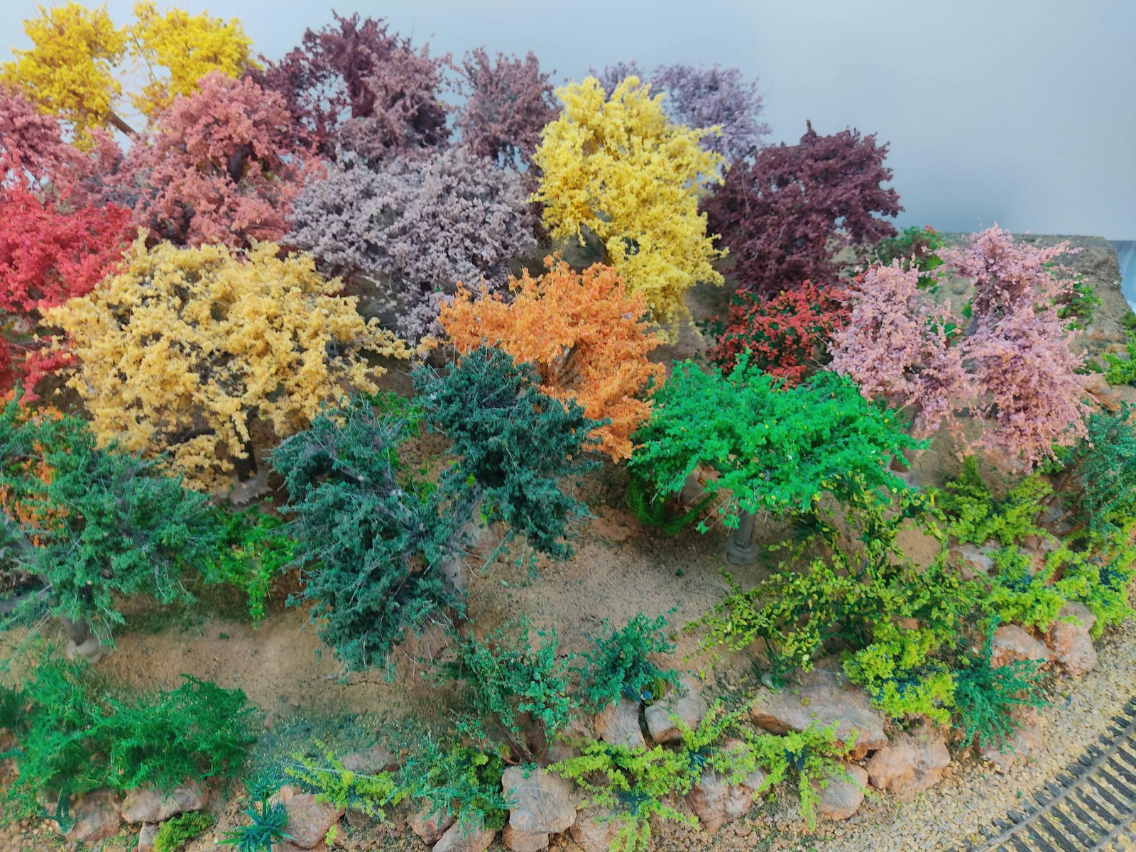 Arbolitos otoñales combinados en un diorama