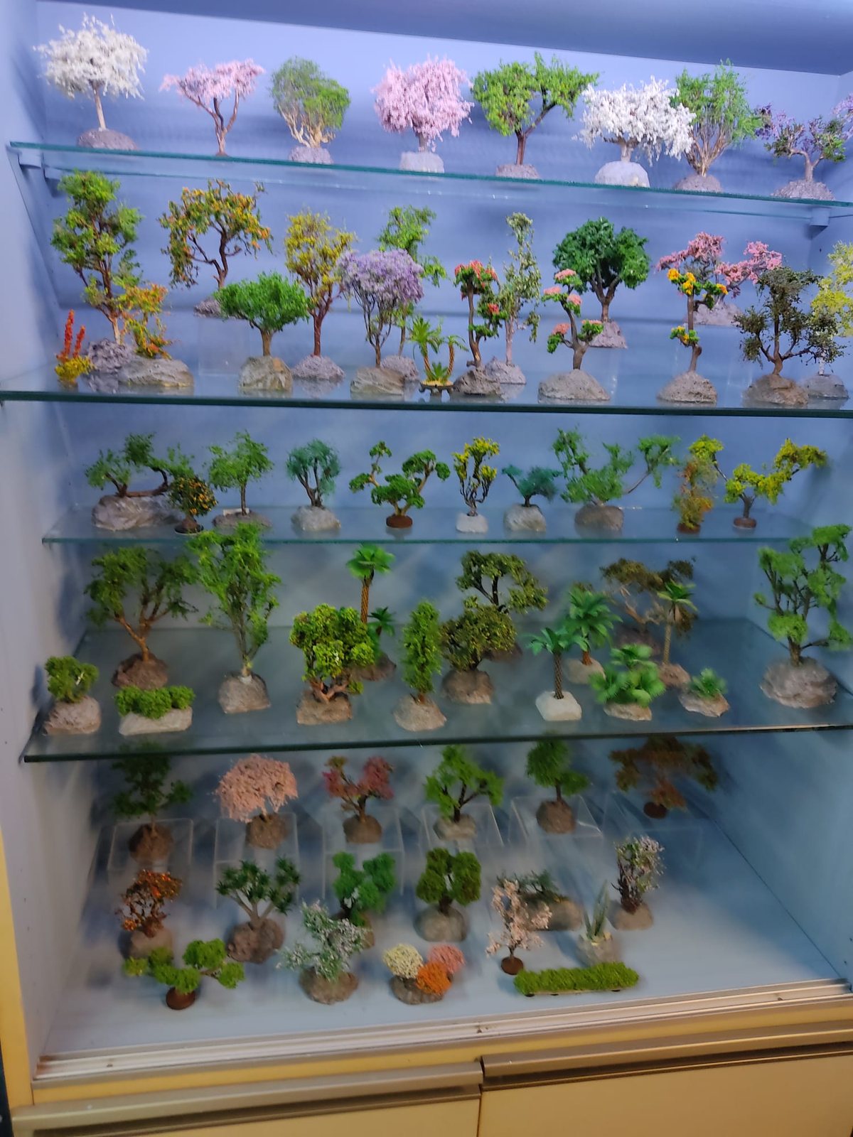 Colección de arbolitos a escala hechos a mano por Nature Center